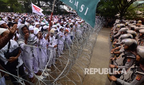 Aparat Kepolisian menjaga massa Front Pembela Islam (FPI) yang berkumpul di depan Markas Polda Jabar, Jalan Sokarno Hatta, Kota Bandung, Kamis (12/1). 