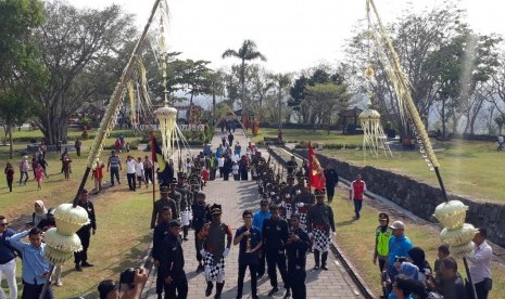 Kedatangan Api Asian Games yang diterima Bupati Sleman, Sri Purnomo, di Candi Ratu Boko, Rabu (18/7).  Lentera Api Asian Games dibawa Torch Ambassador Asian Games, Susi Susanti, dari Museum Pusat TNI AU Dirgantara Mandala.