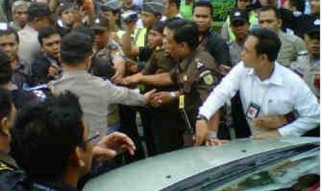 Kedatangan buronan BLBI, Sherny Kojongian di Bandara Soekarno Hatta sempat diwarnai kericuhan, Rabu (13/6) pagi.