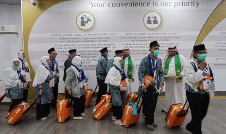  Jamaah Haji Indonesia Menikmati Layanan Inisiatif Rute Makkah. Foto:  Kedatangan jamaah calon haji Indonesia Kloter JKG 1 yang mendarat pada pukul 13:30, di Gate Road makkah Bandara Prince Mohammad Abdulaziz International Airport, Madinah, Ahad (7/7). Ini merupakan kedatangan pertama dengan menggunakan layanan fasttrack, yang hanya membutuhkan waktu 15 menit dari turun pesawat sampai jamaah menaiki bus.