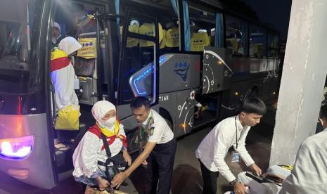 Kedatangan jamaah haji Debarkasi Hang Nadim Batam di Asrama Haji Batam.