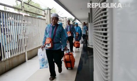 Kedatangan jamaah haji kloter 16 asal Banten di embarkasi Pondok Gede, Jakarta Timur.