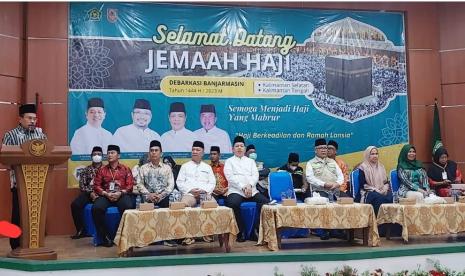 Kedatangan jamaah Haji Provinsi Kalimantan Tengah (Kalteng) Kloter BDJ-07 Tahun 1445 Hijriah/ 2023 Masehi disambut Sekretaris Daerah Provinsi Kalimantan Tengah (Prov Kalteng) Nuryakin.