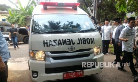 Kedatangan jenazah almarhum AM Fatwa dan keluarga di rumah duka Jalan Condet Pejaten, Jakarta Selatan, Kamis (14/12). Jenazah dibawa menggunakan mobil ambulans milik DPR RI. 