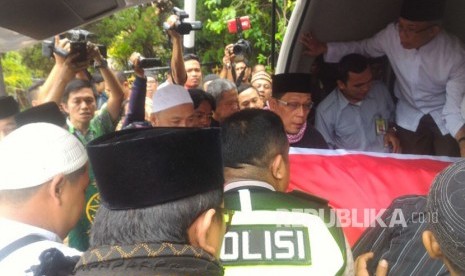 Kedatangan jenazah almarhum AM Fatwa dan keluarga di rumah duka Jalan Condet Pejaten, Jakarta Selatan, Kamis (14/12). Jenazah dibawa menggunakan mobil ambulans milik DPR RI. 