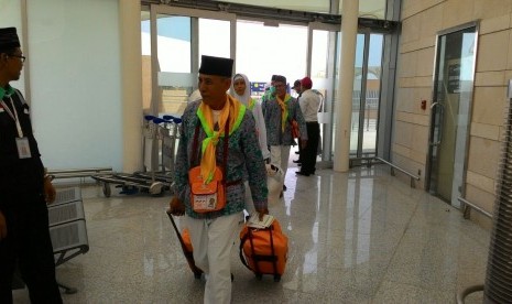 Kedatangan kloter pertama jamaah haji Indonesia embarkasi Medan di Bandara Amir Muhammad Bin Abdulaziz, Madinah, Jumat (28/7). Sebanyak 389 jamaah  calon haji setelah menyelesaikan proses imigrasi dibawa ke Paviliun 3 Haji untuk beristirahat sebelum dibawa ke pemondokan. 