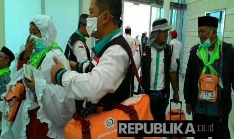 Kedatangan kloter pertama jamaah haji Indonesia embarkasi Medan di Bandara Amir Muhammad Bin Abdulaziz, Madinah, Jumat (28/7). 