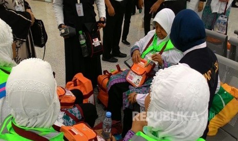 Kedatangan kloter pertama jamaah haji Indonesia embarkasi Medan di Bandara Amir Muhammad Bin Abdulaziz, Madinah, Jumat (28/7). 