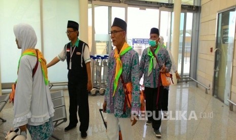 Kedatangan kloter pertama jamaah haji Indonesia embarkasi Medan di Bandara Amir Muhammad Bin Abdulaziz, Madinah, Jumat (28/7). 