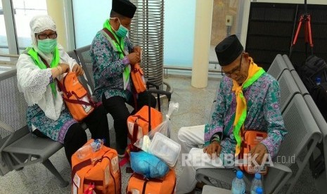 Kedatangan kloter pertama jamaah haji Indonesia embarkasi Medan di Bandara Amir Muhammad Bin Abdulaziz, Madinah, Jumat (28/7). 