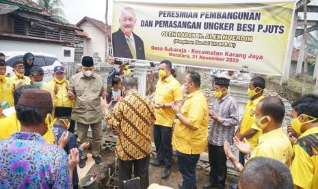 Kedatangan mantan Gubernur Sumsel periode 2008-2018 H Alex Noerdin di Kecamatan Karang Jaya tepatnya di desa Suka Raja dan desa Muara Tiku, Kabupaten Musi Rawas Utara (Muratara), disambut antusias oleh seluruh warga yang ingin melepas rindu dengan pelopor sekolah dan berobat gratis ini.