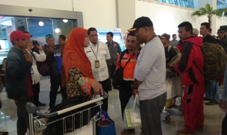 Kedatangan pengungsi  Wamena asal Jawa Barat di Bandara Soekarno Hatta pada Rabu (9/10) disambut Wakil Ketua FPKS DPR RI Bidang Kesejahteraan Rakyat Dr Netty Prasetiyani MSi bersama anggota FPKS drh Slamet dan Abdul Muiz Lc anggota Fraksi PKS DPRD Provinsi Jawa Barat. 