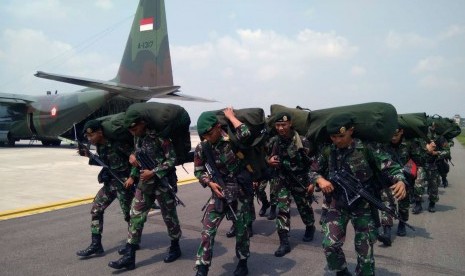 Kedatangan prajurit TNI dari Batalyon Infanteri (Yonif) Mekanis 411/Pandawa di bandara Sultan Mahmud Badaruddin (SMB) II, Selasa (31/7). Sebanyak 200 prajurit TNI yang berada di bawah Divisi Infanteri 2/ Kostrad disambut Komandan Satuan Tugas (Satgas) Karhutla Sumsel Kol Inf Iman Budiman. Anggota TNI tersebut akan bertugas sejak 31 Juli – 9 September 2018 untuk membantu pencegahan kebakaran hutan dan lahan (karhutla) di Sumatera Selatan (Sumsel).