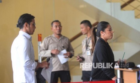 Kedua Anak Setya Novanto Dwina Michaella(kiri) dan Rheza Herwind0(kanan) tiba di Gedung KPK, Jakarta , Rabu (10/1). Keduanya dijadwalkan untuk pemeriksaan sebagai saksi kasus tindak pidana korupsi KTP Elektronik Anang Sugiana Sudiharjo (ASS).