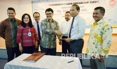 Kedua belah pihak saling memegang lembar Perjanjian Kerjasama Sama (PKS) usai melakukan penandatanganan PKS pemberian kredit infrastruktur dari Bank BJB sebesar Rp 500 Miliar kepada PT Adhi Karya (Persero), di Menara Bank BJB, Kota Bandung, Rabu (6/4)