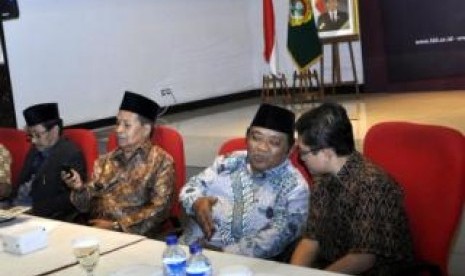 Kedua dari kanan: Ketua Umum LDII berbincang dengan Sekretaris Komisisi Infokom MUI dalam FGD KUII ke-VI di Jakarta, Kamis (5/1)