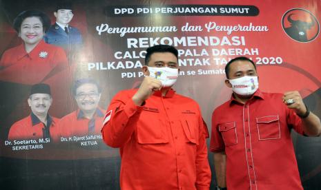 Kedua pasangan calon Wali Kota dan Wakil Wali Kota Medan Bobby Nasution (kiri) dan Aulia Rahman (kanan) usai pengumuman rekomendasi calon kepala daerah secara virtual di Medan, Sumatera Utara, Selasa (11/8/2020). DPP Partai Demokrasi Indonesia (PDI) Perjuangan resmi mengusung menantu Presiden Joko Widodo Bobby Nasution dan Aulia Rahman sebagai pasangan calon Wali Kota dan Wakil Wali Kota Medan pada pemilihan kepala daerah (Pilkada) serentak 2020.