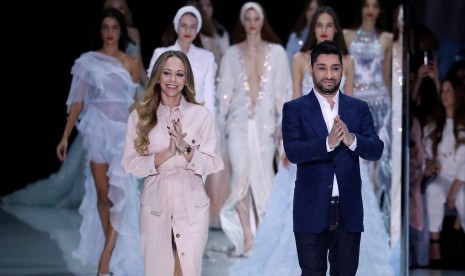 Kedua pendiri label Ralph & Russo, Tamara Ralph dan Michael Russo, membuat T-shirt bertuliskan 