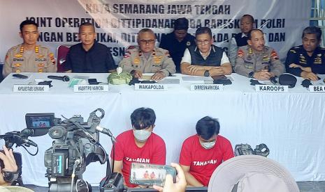  Kedua tersangka, MR (28) dan ARD (24), yang diamankan dari pengungkapan produski ekstasi di lingkungan Kelurahan Palebon, Kecamatan Pedurungan, Kota Semarang, diperlihatkan kepada awak media, pada saat digelar konferensi pers oleh Wakoplda Jawa Tengah, Brigjen Pol Abiyoso Seno Aji, di lokasi pengungkapan, Jumat (2/6).