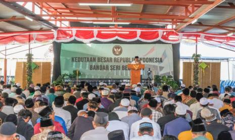 Kedutaan Besar RI Bandar Seri Begawan menggelar salat Idulfitri 1445H di halaman KBRI Bandar Seri Begawan, Brunei Darussalam pada Kamis (11/4/2024). 