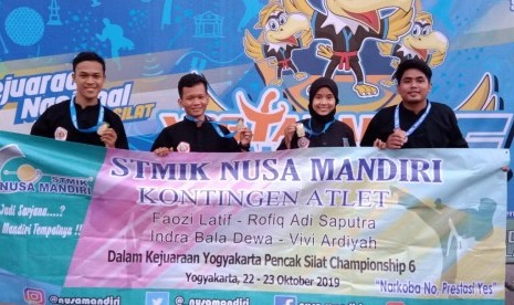 Keempat atlet kontingen STMIK Nusa Mandiri yang sukses meraih kemenangan di kejuaraan pencak silat Yogyakarta Championship 2019.