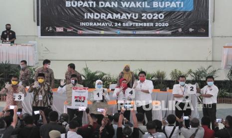 Keempat pasang calon Bupati dan Wakil Bupati Kabupaten Indramayu menunjukkan nomor urut usai pengundian di Indramayu, Jawa Barat, Kamis (24/9/2020). KPU Kabupaten Indramayu menetapkan pasangan Calon Bupati dan Wakil Bupati Solihin-Ratna dengan nomor urut satu, Toto-Dies Handika dengan nomor urut dua, Daniel-taufik dengan nomor urut tiga dan Nina-Lucky dengan nomor urut empat dalan pilkada serentak Desember mendatang. 