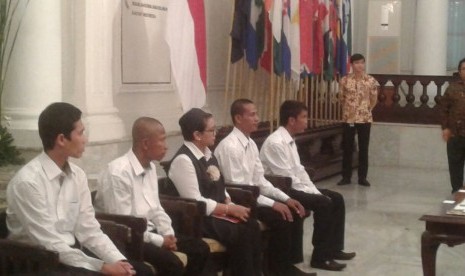 Keempat WNI yang disandera perompak Somalia, yakni Sudirman asal Medan, Supardi asal Cirebon, Adimanurung asal Medan, Nelson Pesireron asal Ambon bersama Menlu Retno Marsudi saat acara serah terima sandera di Kemenlu, Senin (31/10).