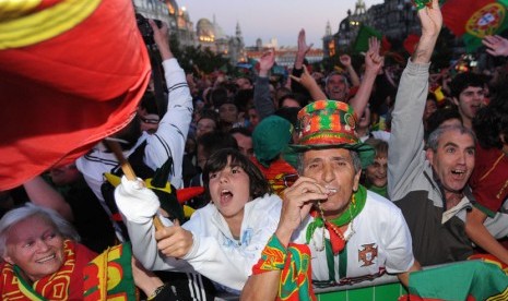   Kegembiraan suporter Portugal merayakan lolosnya Portugal ke semifinal Piala Eropa 2012. (Paulo Duarte/AP)