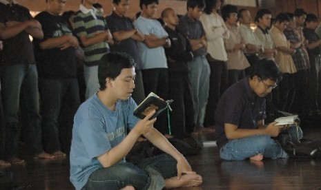 Kegiatan aktivis LDK di masjid kampus.