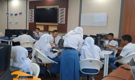 Kegiatan belajar di SMK Jateng. 