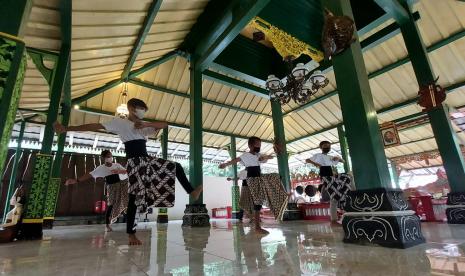 Kegiatan belajar menari tradisional bagi anak-anak di Sanggar Budaya Condrowinoto, Dusun Dampu, Desa Kalongan, Kecamatan Ungaran Timur, Kabupaten Semarang, Jawa Tengah, Ahad (13/3). Selain beragam kesenian tradisional Jawa, di sanggar budaya ini juga mengajarkan unggah- ungguh, tatakrama dan budi pekerti khas masyarakat Jawa.