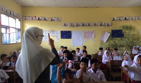 Kegiatan belajar mengajar di kelas 1 SDN 3 Salawu Kabupaten Tasikmalaya, Senin (22/7). 