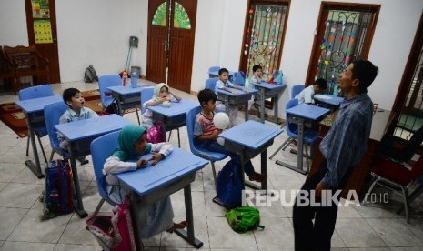 Kegiatan belajar mengajar di Sekolah Masjid Agung Sunda Kelapa (M.A.S.K), Jakarta, Selasa (27/9). 