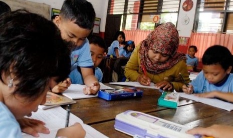 Kegiatan belajar mengajar di sekolah 