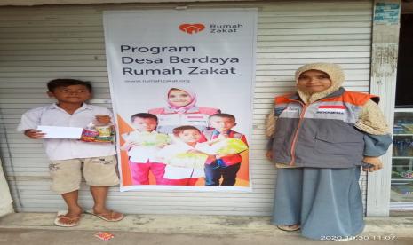 Kegiatan berbagi kebahagiaan kembali dilakukan oleh Relawan Rumah Zakat yakni berbagi santunan dengan anak yatim-piatu dan dhuafa yang dilakukan di Desa Berdaya Kelurahan Gonjak, Jum’at (30/10).