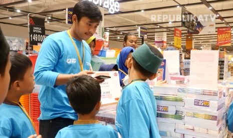 Kegiatan berbelanja kebutuhan sekolah YBM PLN bersama 100 anak yatim di Bogor, Jawa Barat.