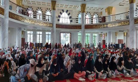 Kegiatan berkah Ramadhan di Masjid Agung Trans Studio, Jl Gatot Subroto, Bandung, Jawa Barat. 