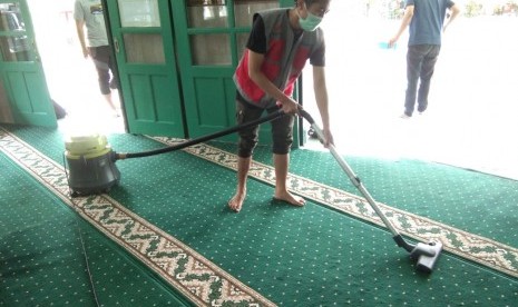  Kegiatan bersih-bersih di Masjid Al Irsyad Yogyakarta yang dilakukan Nusantara Peduli dan Love Masjid.