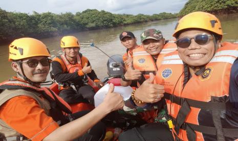 Kegiatan bersih-bersih Sungai Dawas juga diisi dengan edukasi warga dan bakti sosial.