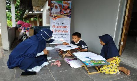 Kegiatan bimbel yang diinisiasi Rumah Zakat sangat membantu kesulitan masyarakat dalam mendampingi anak-anak belajar. 