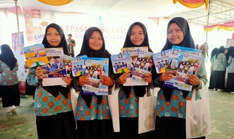 Kegiatan career day yang diselenggarakan di SMKN 1 Pengasih menjadi salah satu ajang bagi siswa untuk mencari informasi tentang peluang karier dan peluang studi lanjut di perguruan tinggi. SMKN 1 Pengasih menggelar Career Day yang diikuti puluhan dunia industri, dunia usaha dan kampus. Universitas BSI (Bina Sarana Informatika) yang merupakan kampus digital kreatif menjadi salah satu peserta yang turut memeriahkan acara career day yang digelar di SMK N 1 Pengasih pada Kamis, (4/5/2023).