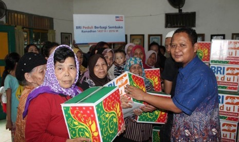 Kegiatan CSR BRI Berbagi Sembako. (foto : dok. BRI)