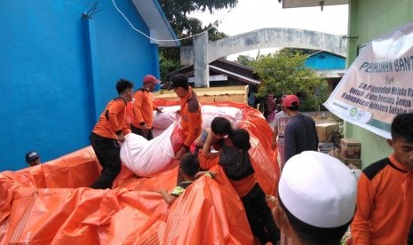  Kegiatan di Posko Peduli Pengungsi Gempa di Desa Saketa, Halmahera Selatan, yang didirikan oleh Laznas BMH bersama SAR Hidayatullah.