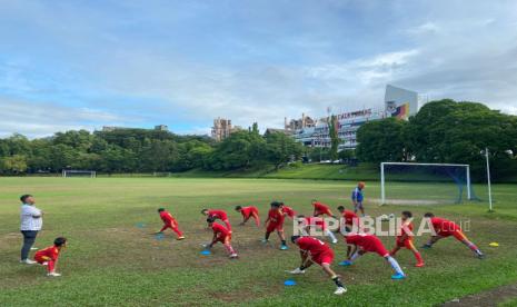 Kegiatan di Sekolah Sepak Bola (SSB) yang didirikan di area operasional Perusahaan, meliputi SSB SIG Tuban, Dynamix Soccer School Tuban, Jawa Timur, serta SSB Semen Padang, Sumatra Barat.