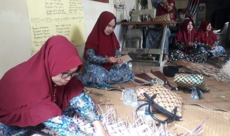 Kegiatan di Workshop Ruang Pembelajaran Kreasi Anyaman Purun Kelompok Serasi Desa Lubuk Kertang, Kecamatan Brandan Barat, Kabupaten Langkat, Provinsi Sumut, Jumat (8/11).