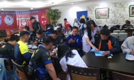 Kegiatan donor darah anggota klub-klub motor IMI bersama DPD Iwapi dan masyarakat umum di Jakarta, Ahad (13/10).