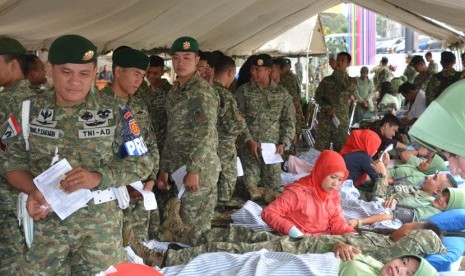 Kegiatan donor darah dalam rangka memperingati HUT ke-50 Divisi Infanteri-1 Kostrad di Cibinong City Mall, Bogor, Jawa Barat(17/12).  (foto : dok. Penkostrad)