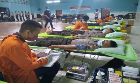 Kegiatan donor darah di Sekolah Polisi Negara (SPN) Purwokerto pada Selasa (26/4/2022) malam.