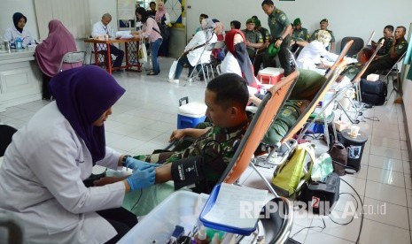 Kegiatan donor darah pada Muhasabah Akhir Tahun Republika 2018, di Selasar Masjid Pusdai, Kota Bandung, Senin (31/12).