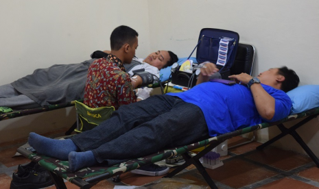 Kegiatan donor darah yang diadakan The Alana Hotel and Convention  Center Yogyakarta di Mataram City Walk, Jumat(26/10).